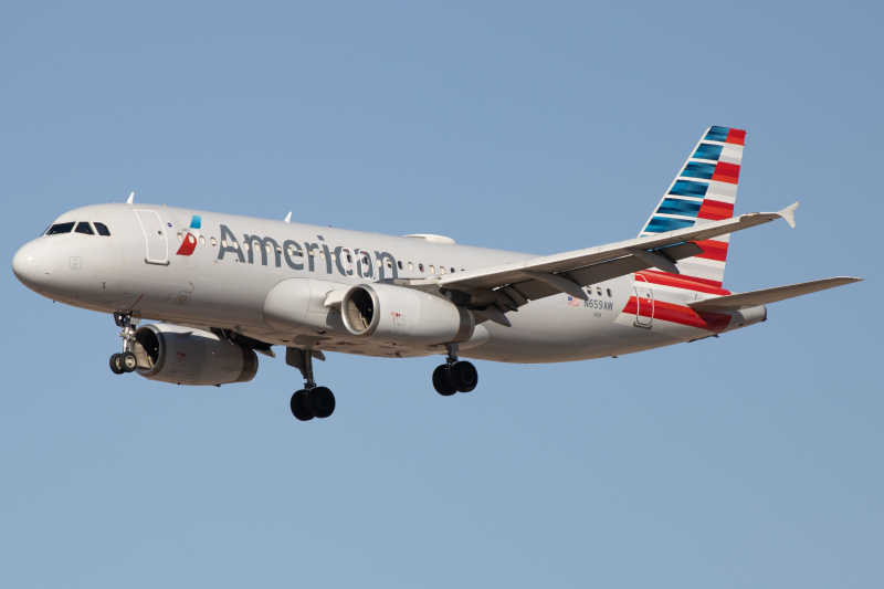 Photo of N659AW - American Airlines Airbus A320 at PHX on AeroXplorer Aviation Database