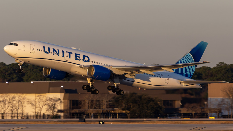 Photo of N792UA - United Airlines Boeing 777-200 at IAH on AeroXplorer Aviation Database