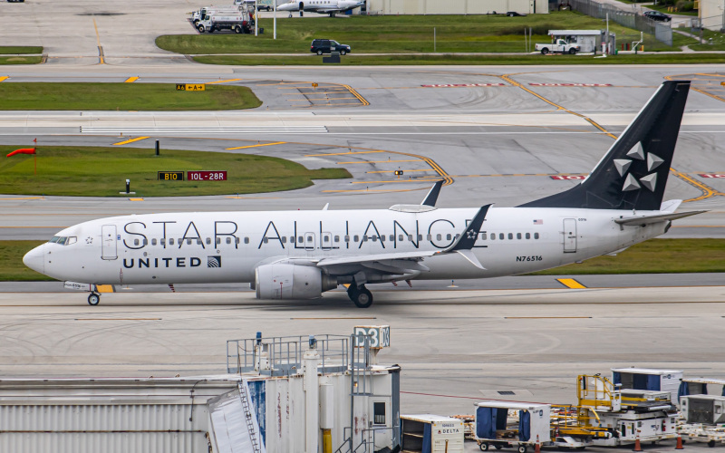 Photo of N76516 - United Airlines Boeing 737-800 at Fll on AeroXplorer Aviation Database