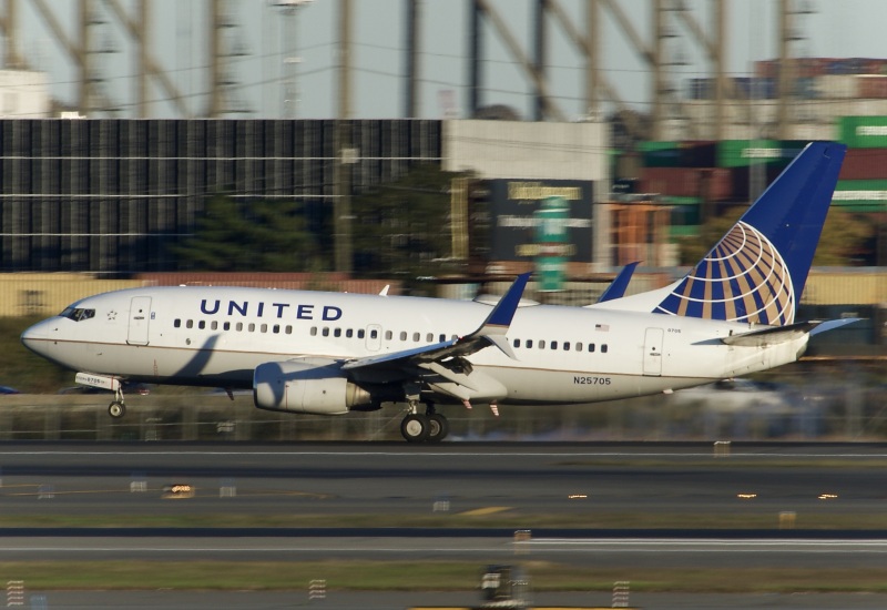 Photo of N25705 - United Airlines Boeing 737-700 at EWR on AeroXplorer Aviation Database