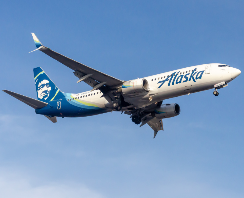 Photo of N592AS - Alaska Airlines Boeing 737-800 at EWR on AeroXplorer Aviation Database