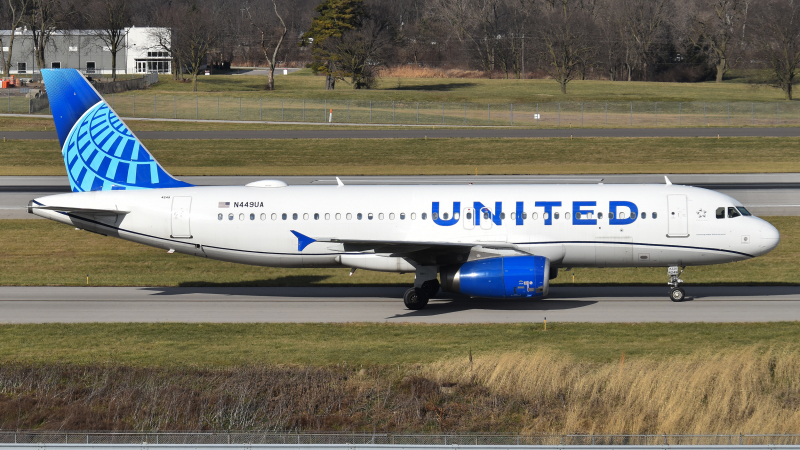 Photo of N449UA - United Airlines Airbus A320 at CMH on AeroXplorer Aviation Database