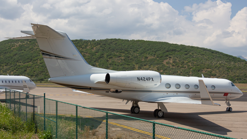 Photo of N424PX - PRIVATE Gulfstream G450 at ASE on AeroXplorer Aviation Database