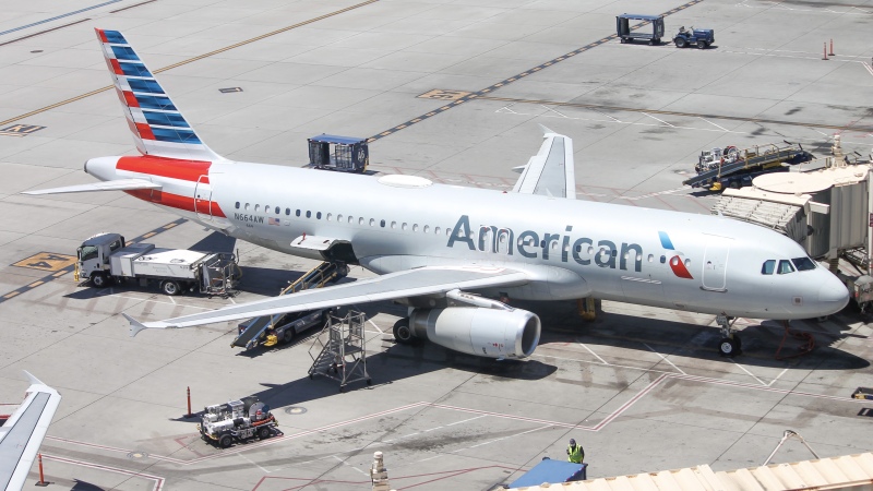 Photo of N664AW - American Airlines Airbus A320 at PHX on AeroXplorer Aviation Database