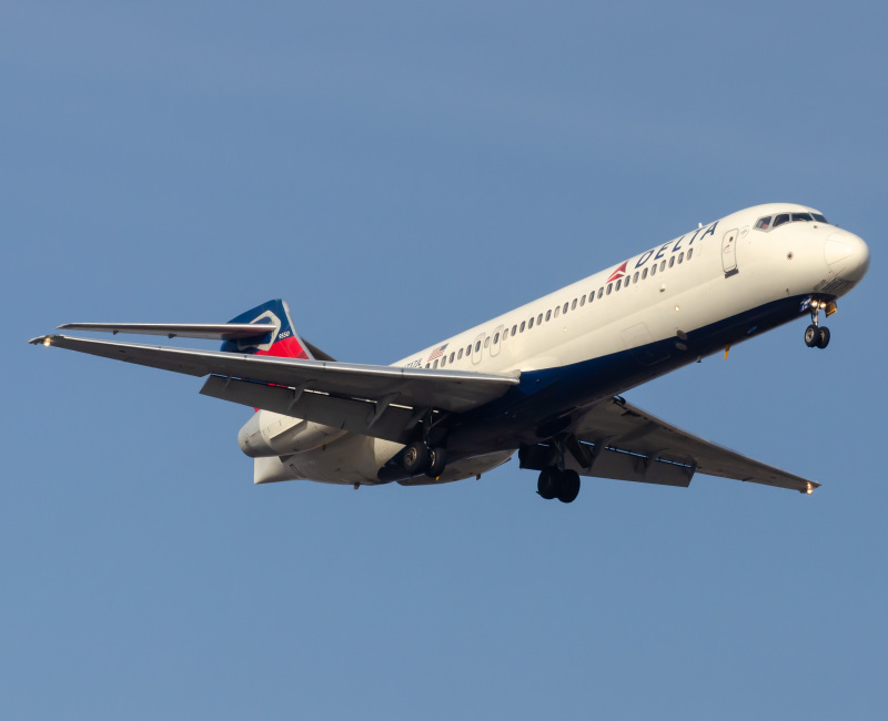 Photo of N717JL - Delta Airlines Boeing 717-200 at EWR on AeroXplorer Aviation Database