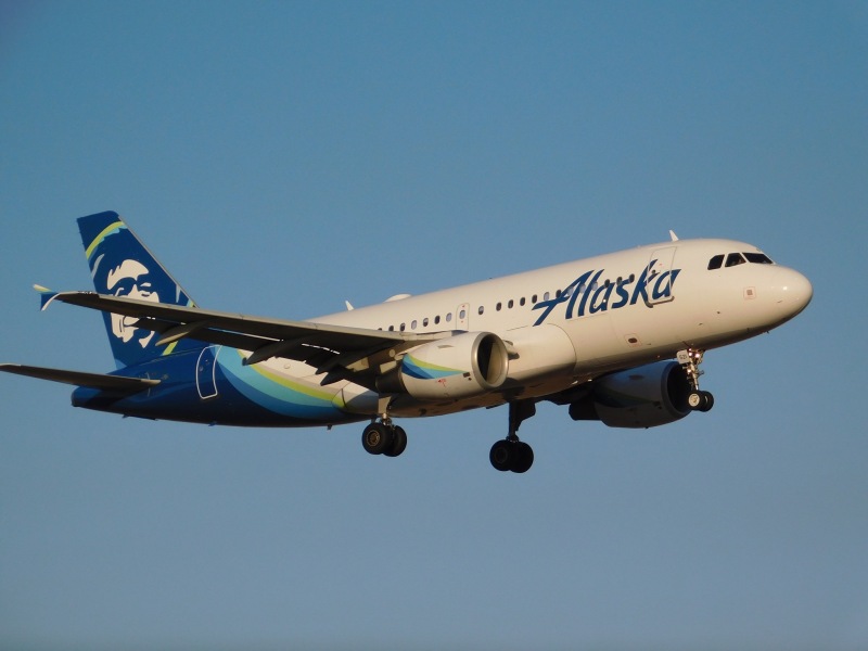 Photo of N521VA - Alaska Airlines Airbus A319 at MKE on AeroXplorer Aviation Database