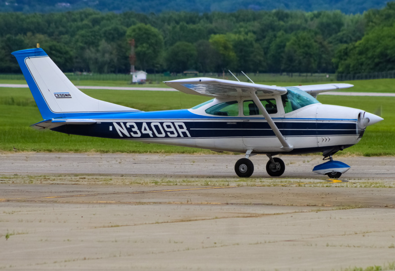 Photo of N3409R - PRIVATE Cessna 182 Skylane at LUK on AeroXplorer Aviation Database