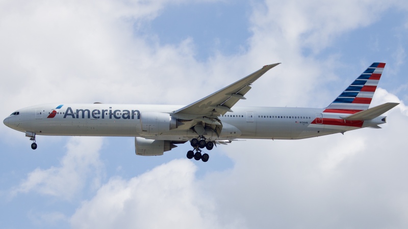 Photo of N726AN - American Airlines Boeing 777-300ER at IAH on AeroXplorer Aviation Database