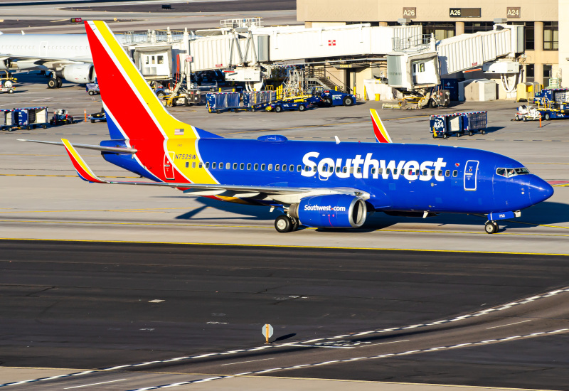 Photo of N752SW - Southwest Airlines Boeing 737-700 at PHX on AeroXplorer Aviation Database