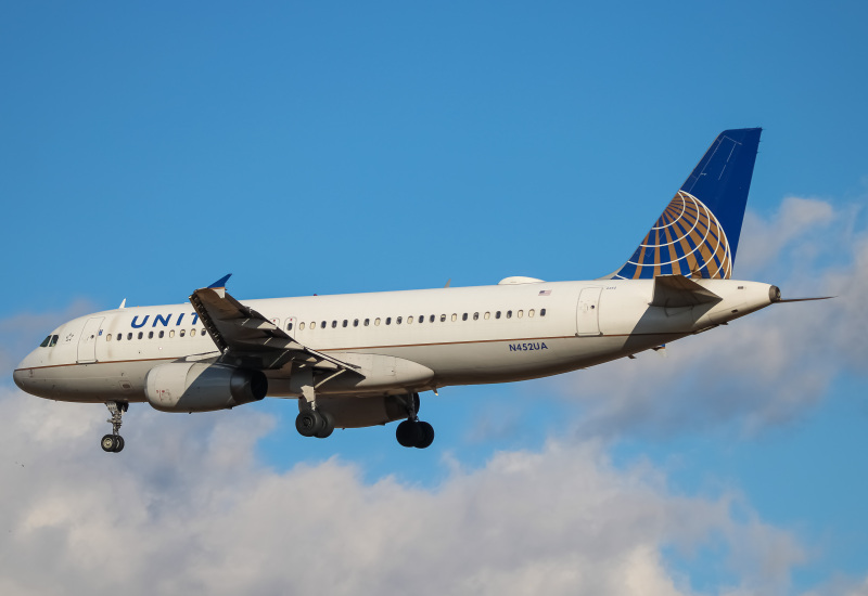 Photo of N452UA - United Airlines Airbus A320 at IAD on AeroXplorer Aviation Database