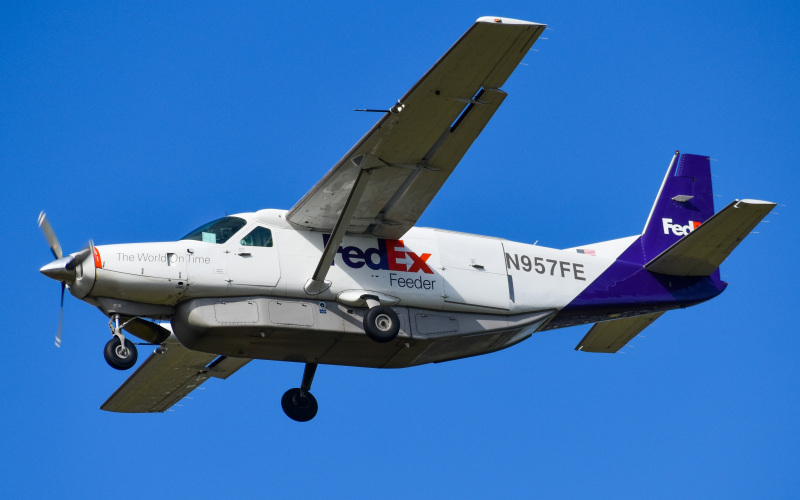 Photo of N957FE - FedEx Cessna 208B Super Cargomaster  at LMT on AeroXplorer Aviation Database