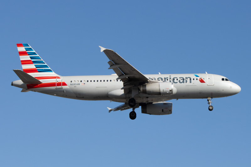 Photo of N680AW - American Airlines Airbus A320 at EWR on AeroXplorer Aviation Database
