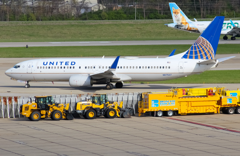 Photo of N87507 - United Airlines Boeing 737-800 at CVG on AeroXplorer Aviation Database