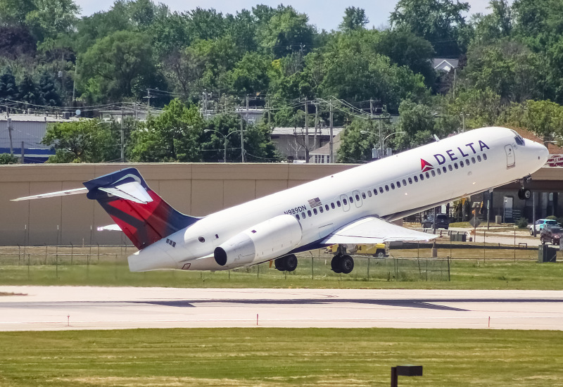 Photo of N989DN - Delta Airlines Boeing 717-200 at MKE on AeroXplorer Aviation Database