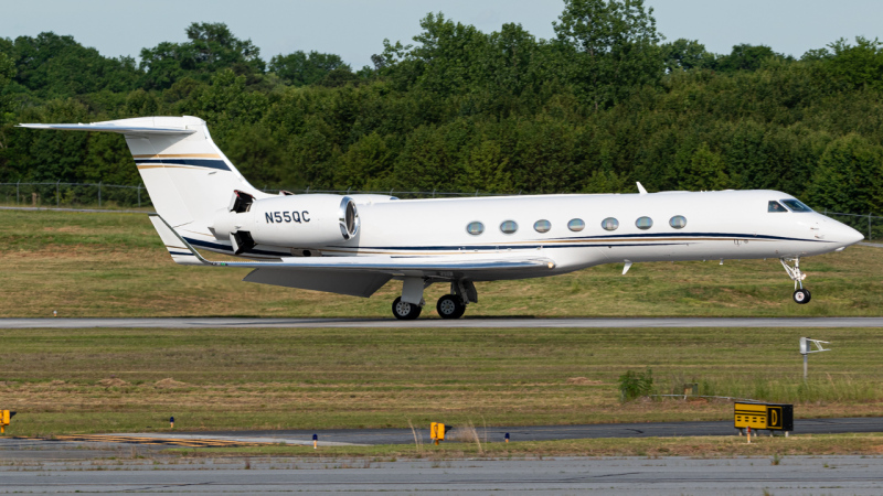 Photo of N55QC - PRIVATE Gulfstream G550 at PDK on AeroXplorer Aviation Database