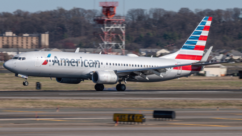 Photo of N816NN - American Airlines Boeing 737-800 at DCA on AeroXplorer Aviation Database