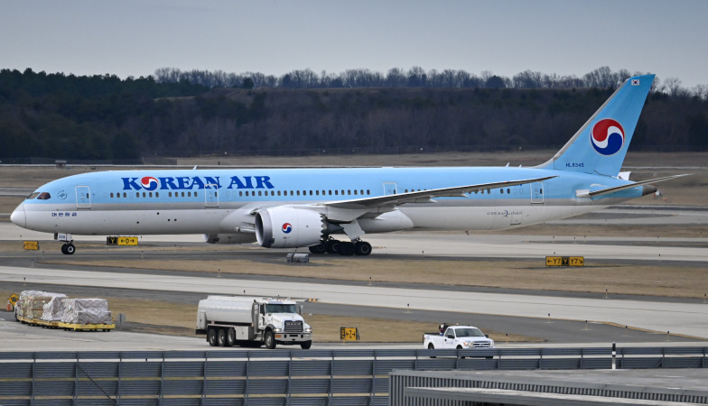 Photo of HL8345 - Korean Air Boeing 787-9 at IAD on AeroXplorer Aviation Database