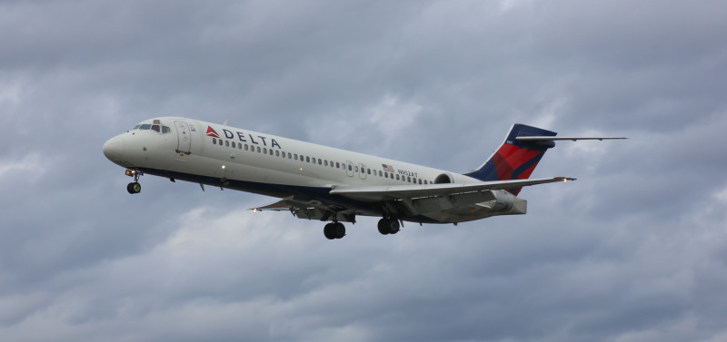 Photo of N952AT - Delta Airlines Boeing 717-200 at EWR on AeroXplorer Aviation Database
