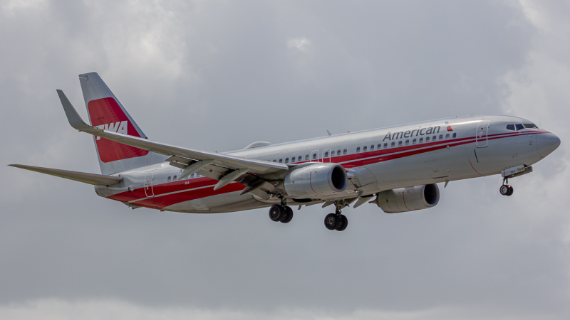 Photo of N915NN - American Airlines Boeing 737-800 at MIA on AeroXplorer Aviation Database