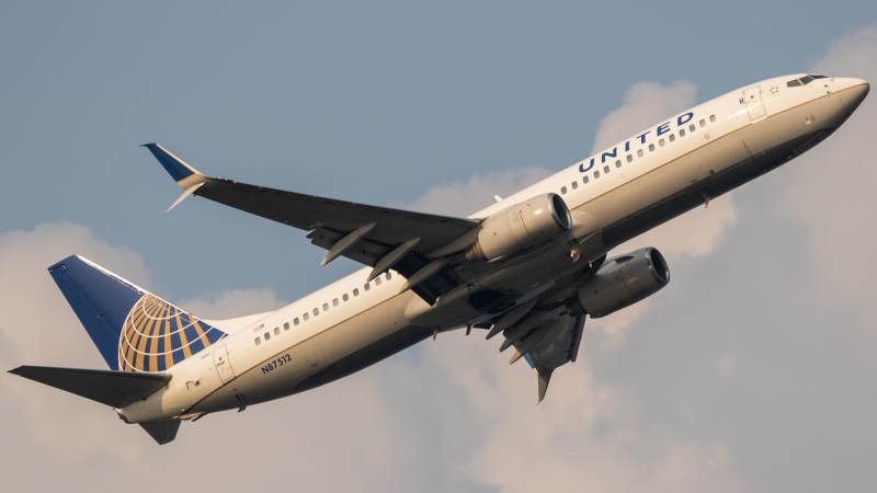 Photo of N87512 - United Airlines Boeing 737-800 at DCA on AeroXplorer Aviation Database