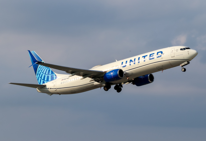 Photo of N27421 - United Airlines Boeing 737-900ER at BWI on AeroXplorer Aviation Database
