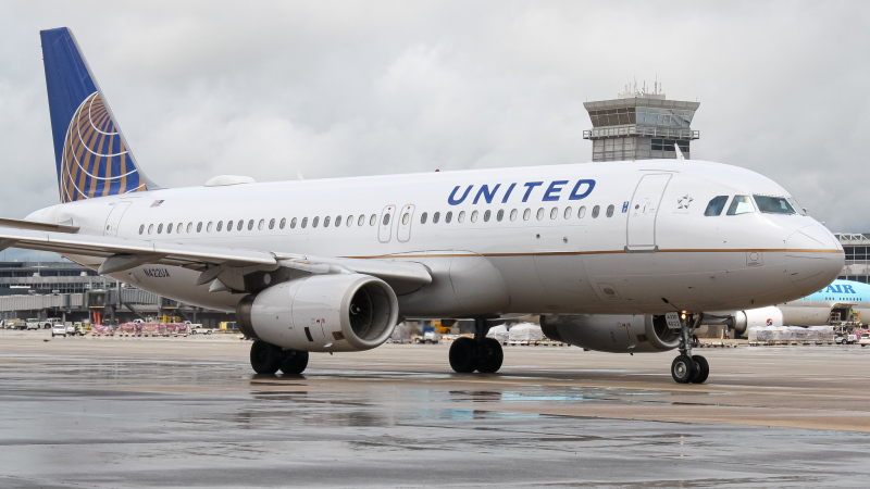 Photo of N422UA - United Airlines Airbus A320 at IAD on AeroXplorer Aviation Database
