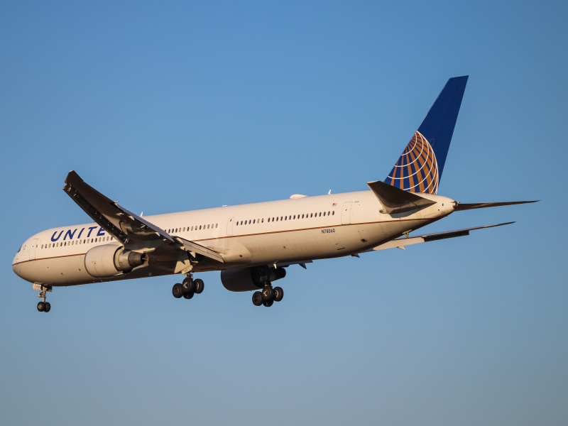 Photo of N78060 - United Airlines Boeing 767-400ER at IAD on AeroXplorer Aviation Database