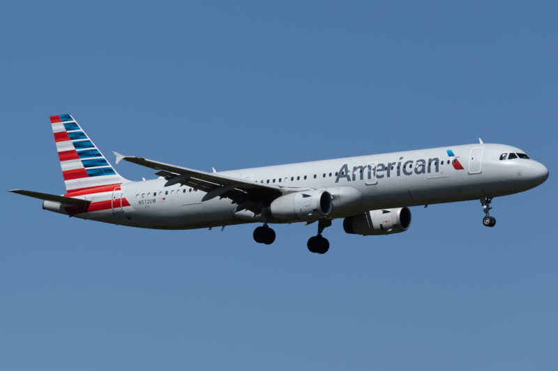 Photo of N572UW - American Airlines Airbus A321-200 at PIT on AeroXplorer Aviation Database