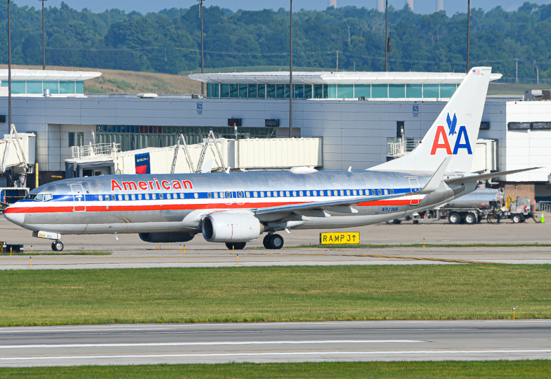 Photo of N921NN - American Airlines Boeing 737-800 at CVG on AeroXplorer Aviation Database