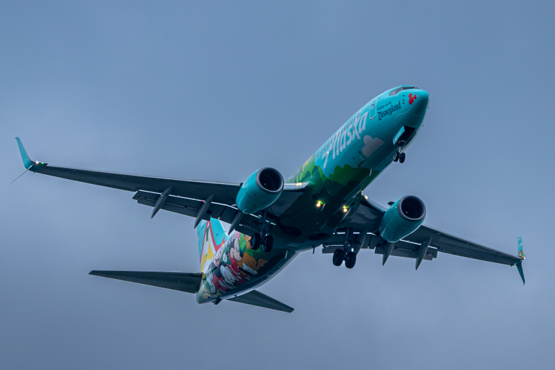 Photo of N565AS - Alaska Airlines Boeing 737-800 at DCA on AeroXplorer Aviation Database