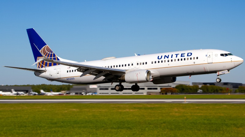 Photo of N76523 - United Airlines Boeing 737-800 at IAD on AeroXplorer Aviation Database