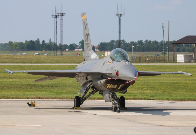 Photo of 92-3904 - USAF - United States Air Force General Dynamics F-16 Fighting Falcon at WRI on AeroXplorer Aviation Database