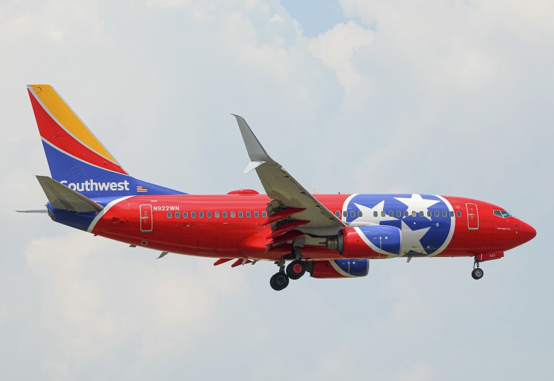 Photo of N922WN - Southwest Airlines Boeing 737-700 at MKE on AeroXplorer Aviation Database