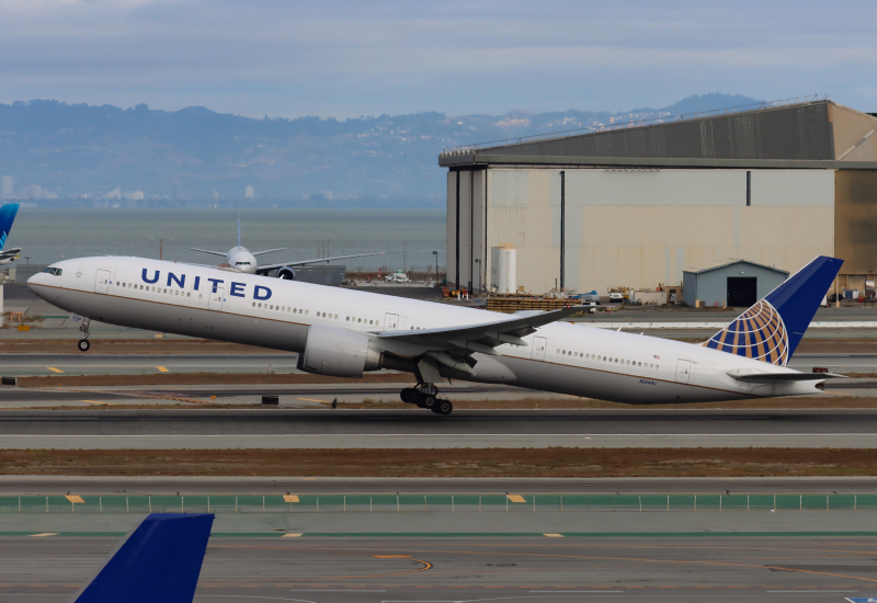 Photo of N2644U - United Airlines Boeing 777-300ER at SFO on AeroXplorer Aviation Database