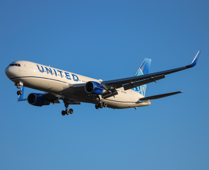 Photo of N675UA - United Airlines Boeing 767-300ER at IAD on AeroXplorer Aviation Database