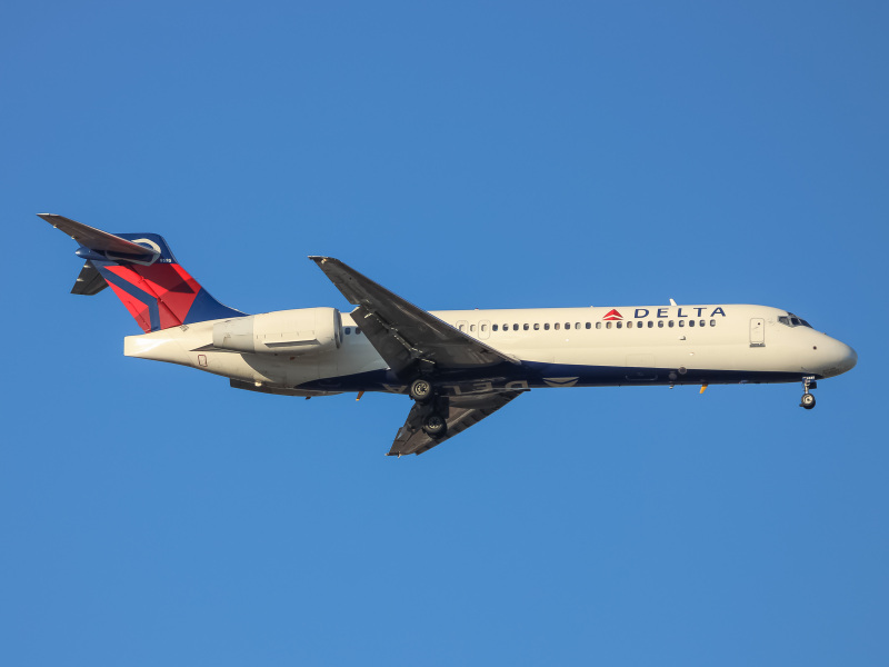 Photo of N985AT - Delta Airlines Boeing 717-200 at IAD on AeroXplorer Aviation Database