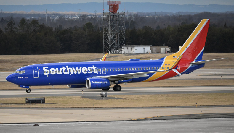 Photo of N8642E - Southwest Airlines Boeing 737-800 at IAD on AeroXplorer Aviation Database