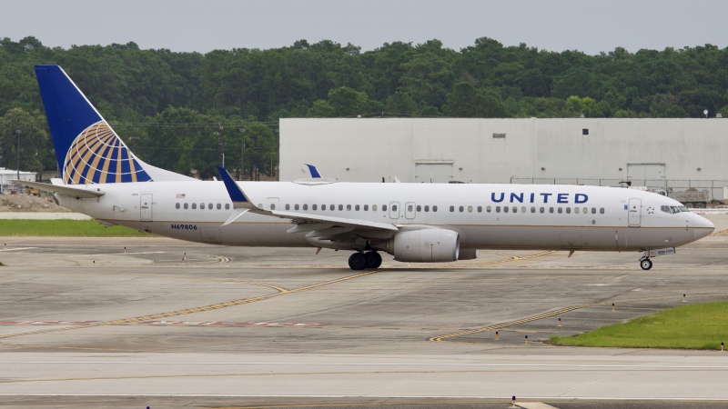 Photo of N69806 - United Airlines Boeing 737-900ER at IAH on AeroXplorer Aviation Database