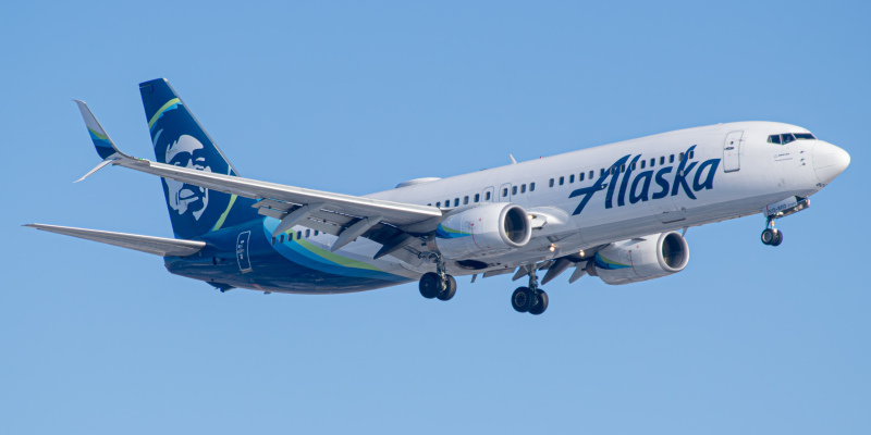 Photo of N513AS - Alaska Airlines Boeing 737-800 at EWR on AeroXplorer Aviation Database