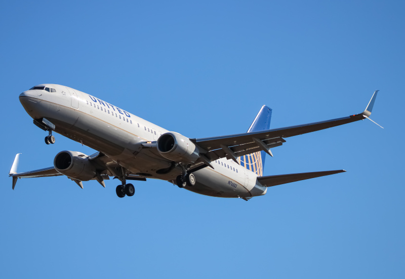 Photo of N76503 - United Airlines Boeing 737-800 at IAD on AeroXplorer Aviation Database