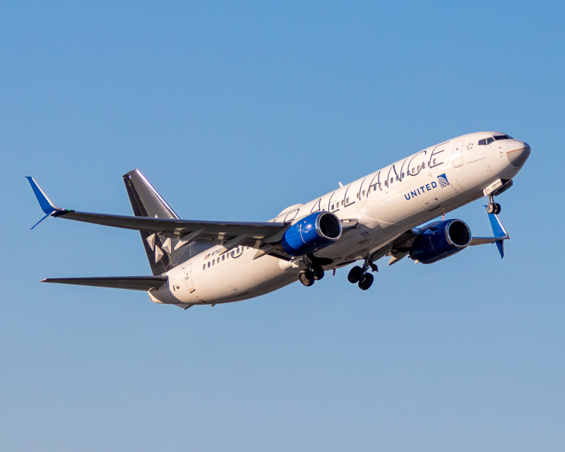 Photo of N76516 - United Airlines Boeing 737-800 at SAN on AeroXplorer Aviation Database