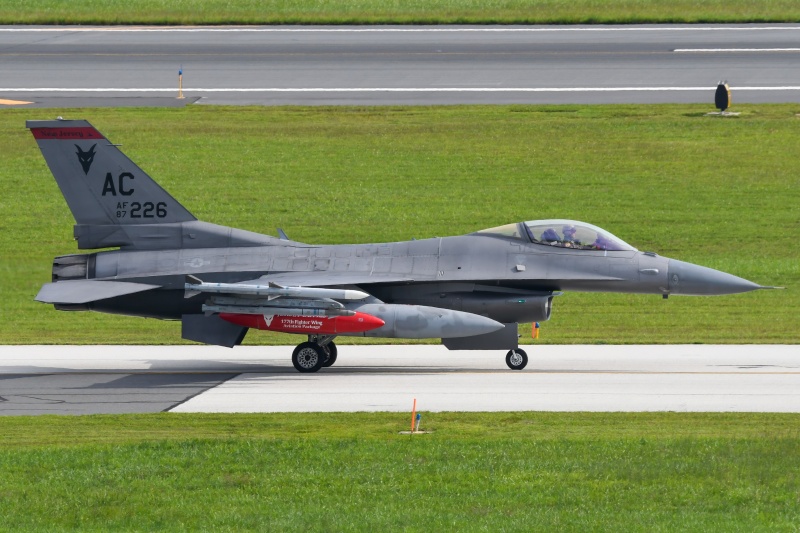 Photo of 87-0226 - United States Air Force (USAF) General Dynamics F-16 Fighting Falcon at ACY on AeroXplorer Aviation Database