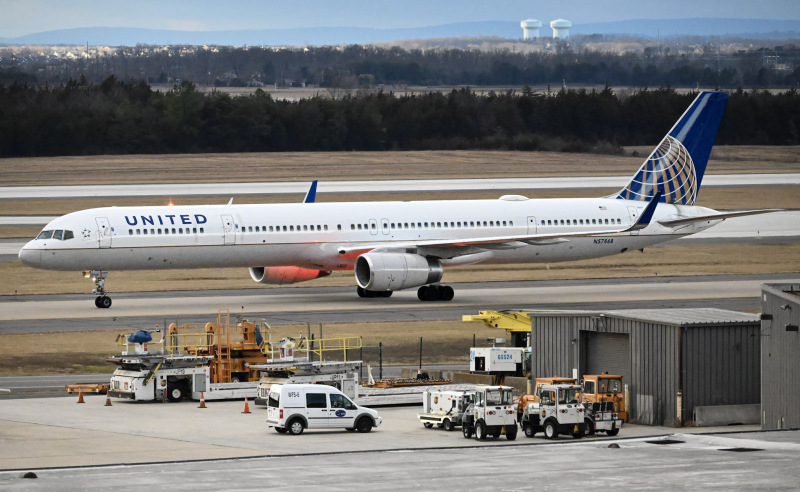 Photo of N57868 - United Airlines Boeing 757-300 at IAD on AeroXplorer Aviation Database