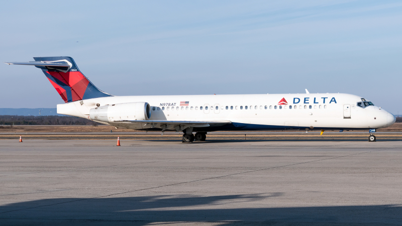 Photo of N978AT - Delta Airlines Boeing 717-200 at IAD on AeroXplorer Aviation Database