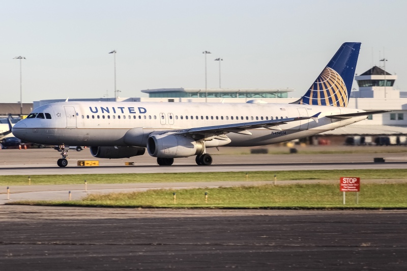 Photo of N454UA - United Airlines Airbus A320 at CVG on AeroXplorer Aviation Database