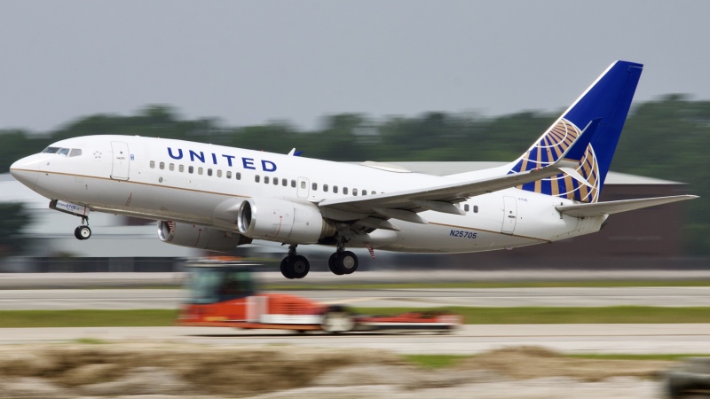 Photo of N25705 - United Airlines Boeing 737-700 at IAH on AeroXplorer Aviation Database