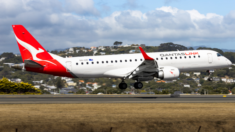 Photo of VH-UZI - QantasLink Embraer E190 at WLG on AeroXplorer Aviation Database