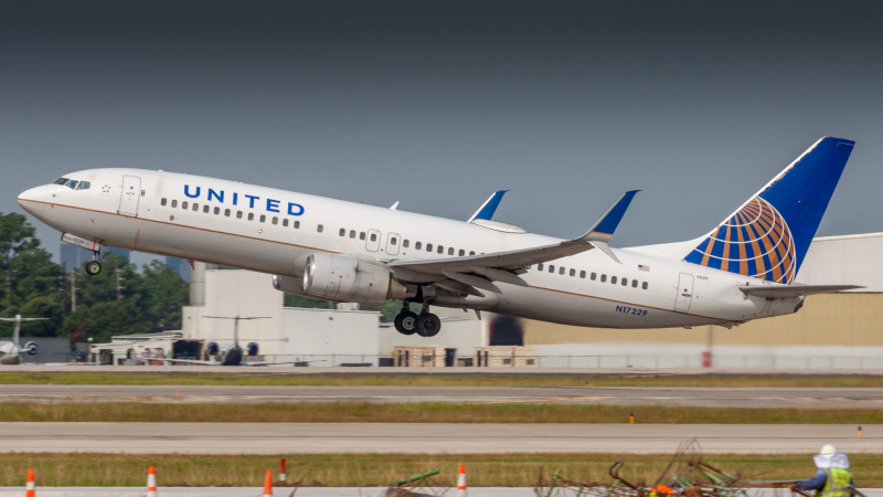 Photo of N17229 - United Airlines Boeing 737-800 at IAH on AeroXplorer Aviation Database
