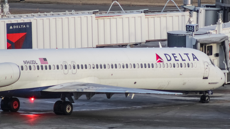 Photo of N960DL - Delta Airlines McDonnell Douglas MD-88 at MKE on AeroXplorer Aviation Database