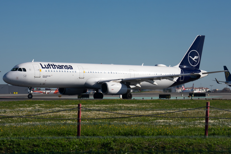 Photo of D-AISF - Lufthansa Airbus A321-200 at LIS on AeroXplorer Aviation Database